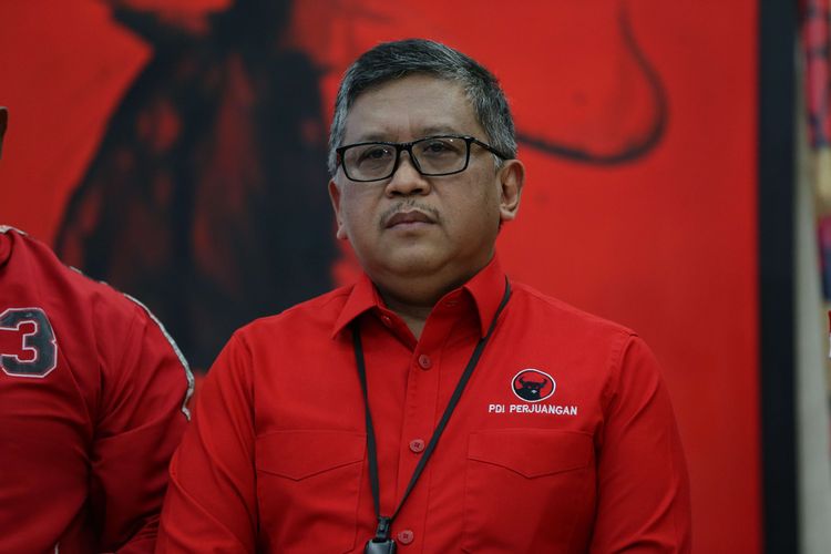 Sekretaris Jenderal DPP PDI Perjuangan Hasto Kristiyanto saat jumpa pers pemanggilan Gubernur Jawa Tengah Ganjar Pranowo di Kantor DPP PDI-P, Jakarta, Senin (24/10/2022).  Kehadiran Ganjar diketahui untuk memenuhi panggilan Bidang Kehormatan DPP PDI-P untuk klarifikasi atas pernyataannya yang siap maju sebagai capres.