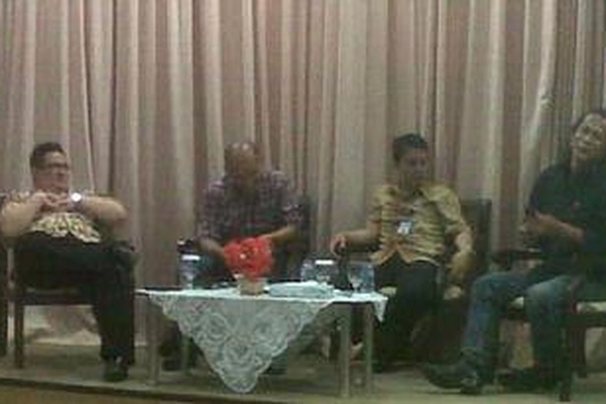 Calon Wakil Gubernur Jawa Barat periode 2013 - 2018 Teten Masduki sedang melakukan dialog bersama para pengamat politik Universitas Komputer Indonesia (Unikom) beserta tokoh Sunda dalam seminar Pilgub Jabar 2013 ; 