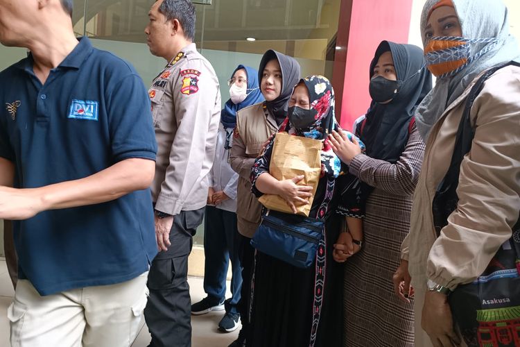 Ria Putri (30) akhirnya menjemput jasad suami dan anaknya, Suheri (32) Raffasya Zayid Athallah (4), dari RS Polri Kramatjati, Jakarta Timur, Kamis (9/3/2023).