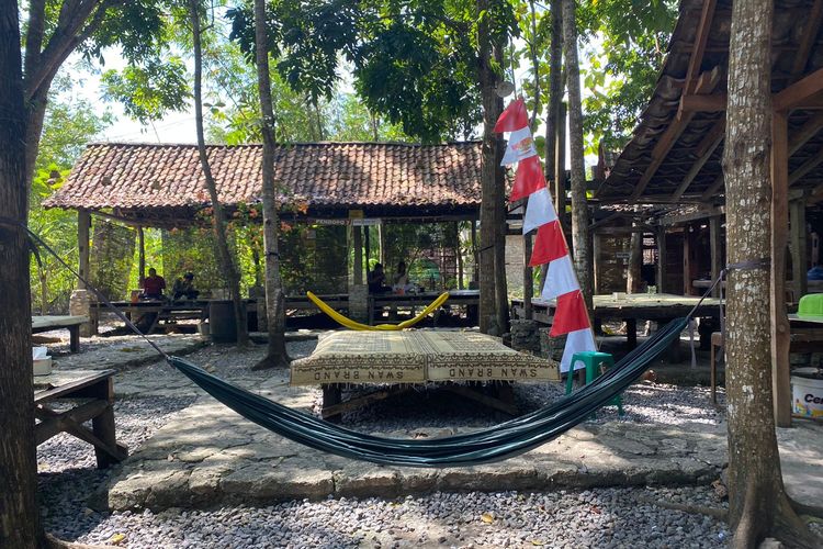 Ayunan di rumah makan Kandang Ingkung di Sleman, Yogyakarta. 