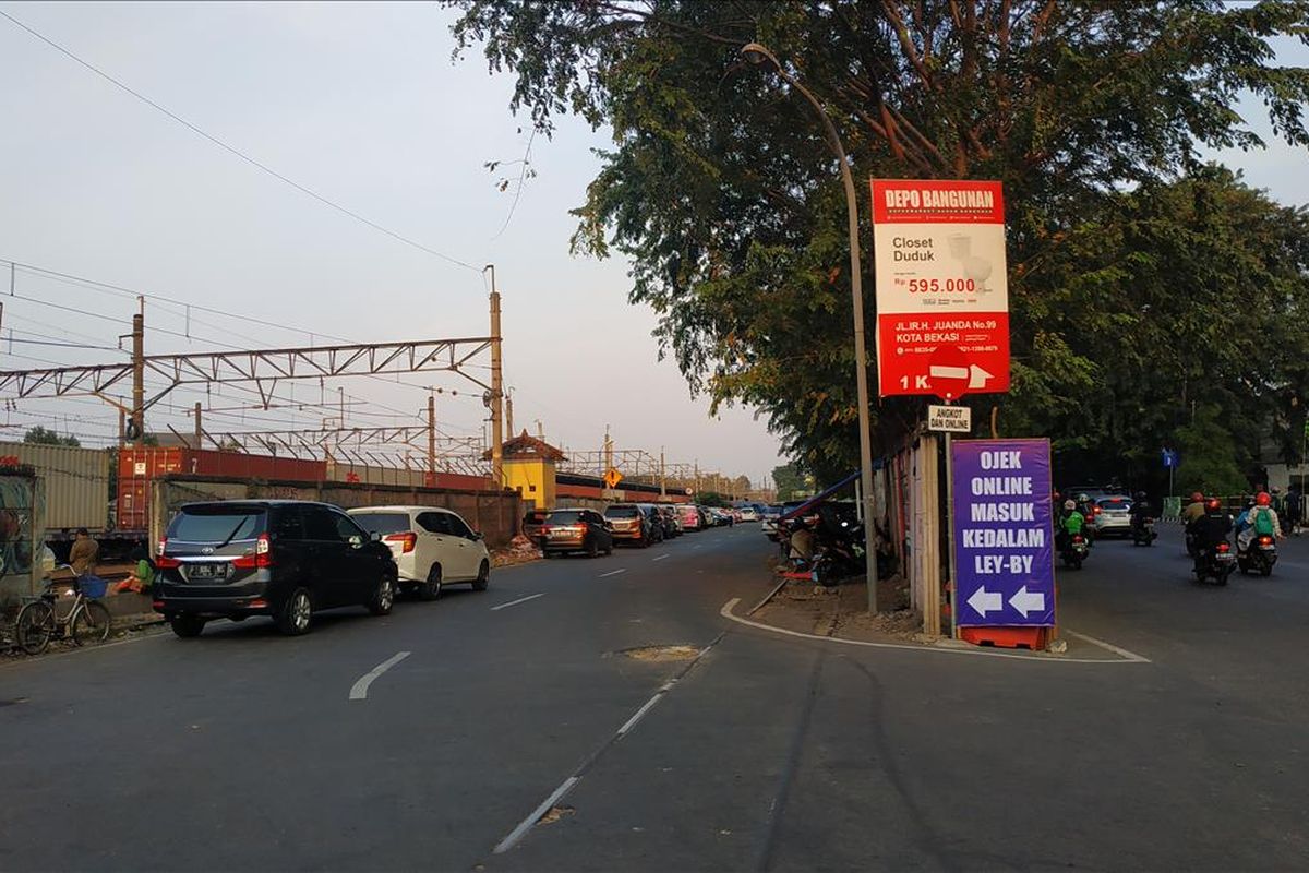 Lokasi lay bay yang jadi area khusus bagi pengendara ojek online menunggu penumpang commuter line di Stasiun Bekasi.