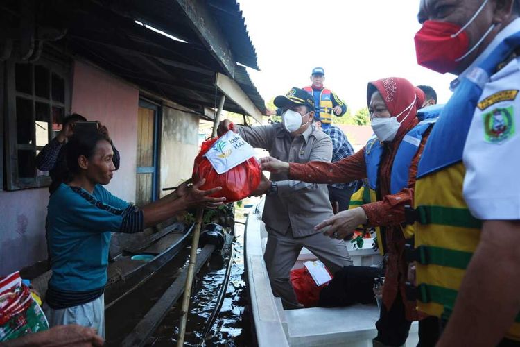 Menteri Sosial Tri Rismaharini telah empat hari di Kalimantan Barat (Kalbar) untuk memastikan penanganan bencana banjir di Kabupaten Sanggau, Kabupaten Sekadau, Kabupaten Melawi, Kabupaten Sintang dan Kabupaten Kapuas Hulu. Risma meminta warga agar waspada terhadap pengaruh dari La Nina yang berdampak pada curah hujan tinggi dan juga mengakibatkan bencana banjir.