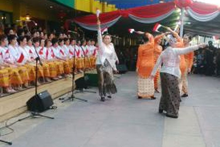 Pertunjukan seni tari saat upacara bendera di halaman pasar Atom Surabaya, Senin (17/8/2015).