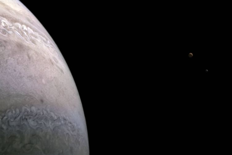 Pesawat ruang angkasa NASA, Juno berhasil merekam pemandangan Bulan Jupiter Io dan Europa. NASA pun membagikan potret keduanya. 