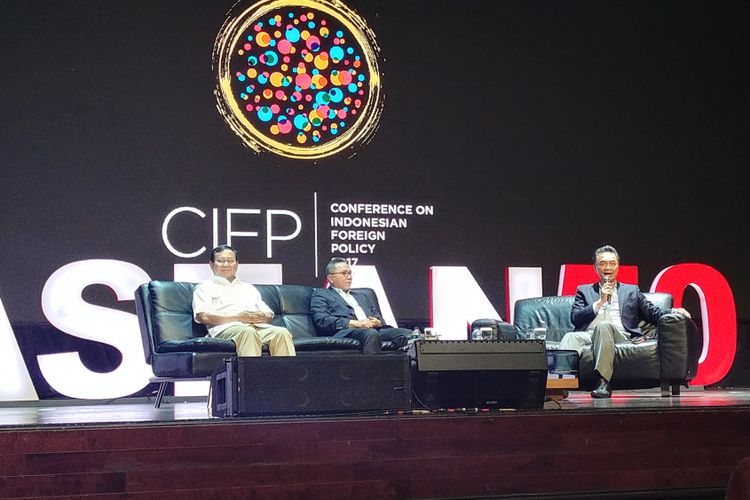 Ketua Umum Partai Gerindra Prabowo Subianto, Ketua MPR Zulkfli Hasan dan Ketua Foreign Policy Community of Indonesia (FPCI) Dino Patti Djalal dalam penutupan Conference on Indonesian Foreign Policy (CIFP) 2017 di Kota Kasablanka, Jakarta, Sabtu (21/10/2017). 