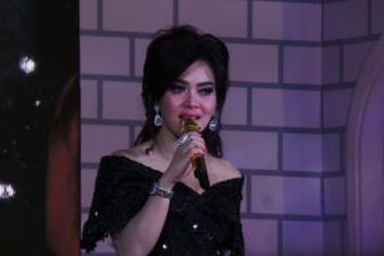 Syahrini tampil dalam pembukaan toko berlian Adelle Jewellery di Trans Studio Mall, Jalan Gatot Subroto, Bandung, Jawa Barat, Minggu (8/2/2015) malam.