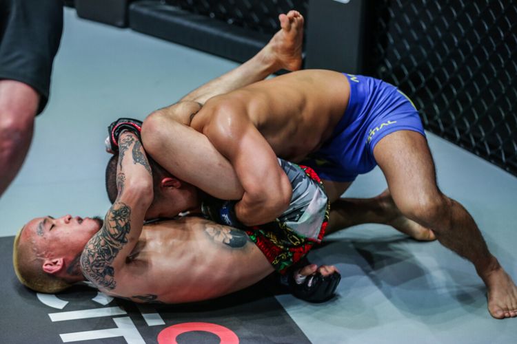 Anthony Do menerapkan kuncian Triangle Choke di ajang ONE: FULL BLAST pada Jumat, 28 Mei.