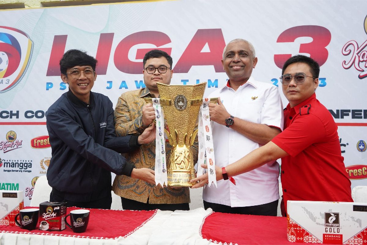 Ketua Umum Persedikab Kediri Hanindhito Himawan saat mengikuti Opening Ceremony Liga 3 di Stadion Canda Bhirawa Kabupaten Kediri, Selasa, Jawa Timur, Selasa (5/12/2023)