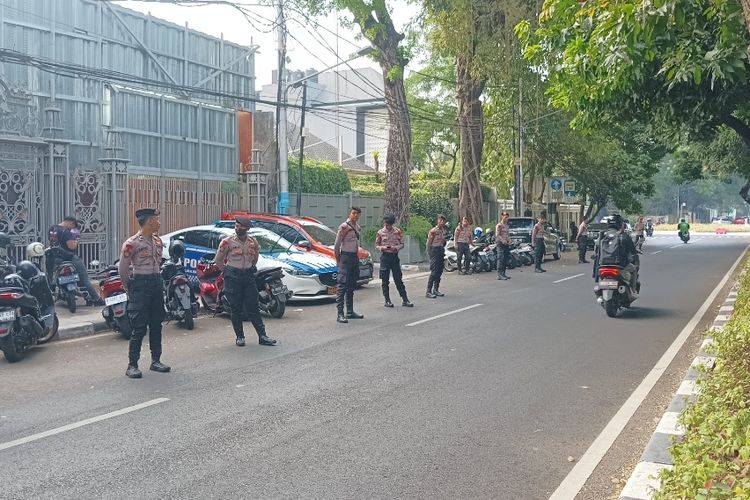 Suasana penjagaan di sekitar rumah Ketua Umum PDI-P Megawati Sukarnoputri di Jl Teuku Umar, Menteng, Jakarta Pusat, menjelang pendaftaran bakal capres-cawapres Ganjar Pranowo-Mahfud MD ke KPU, Kamis (18/10/2023).