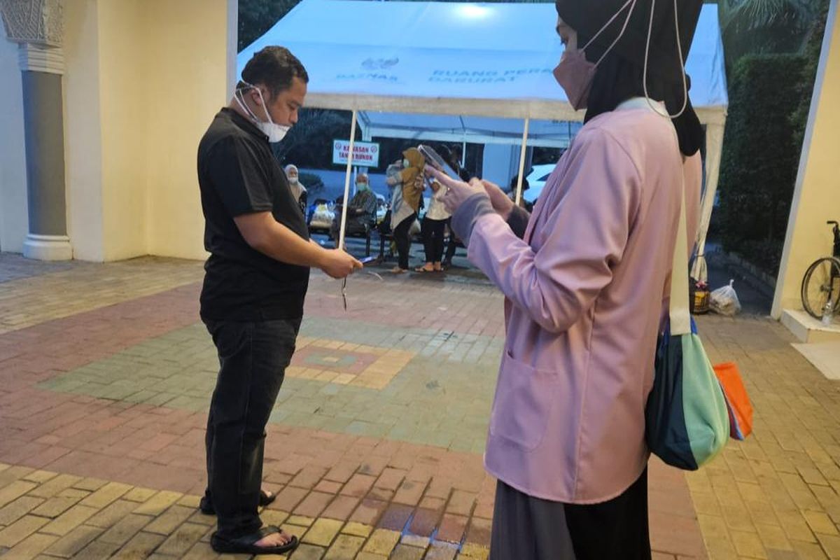 Mantan Wali Kota (Walkot) Tangerang Arief Rachadiono Wismansyah saat membantu korban insiden kebocoran gas amoniak di sebuah pabrik es di bilangan Koang Jaya, Selasa (6/2/2024).