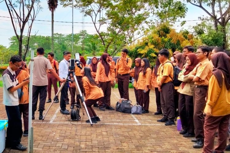 Siswa dan siswi Siswa SMAN 1 Pontianak saat berkunjung ke kantor BRIN Pontianak.