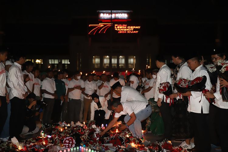 Wali Kota Surabaya Eri Cahyadi berdoa bersama Wakil Wali Kota Armuji dengan jajaran DPRD Surabaya, Forkopimda, ulama, kyai, pemain Persebaya beserta ribuan suporter dan masyarakat serta komunitas di halaman Taman Surya, Balai Kota, Selasa (4/10/2022) malam.