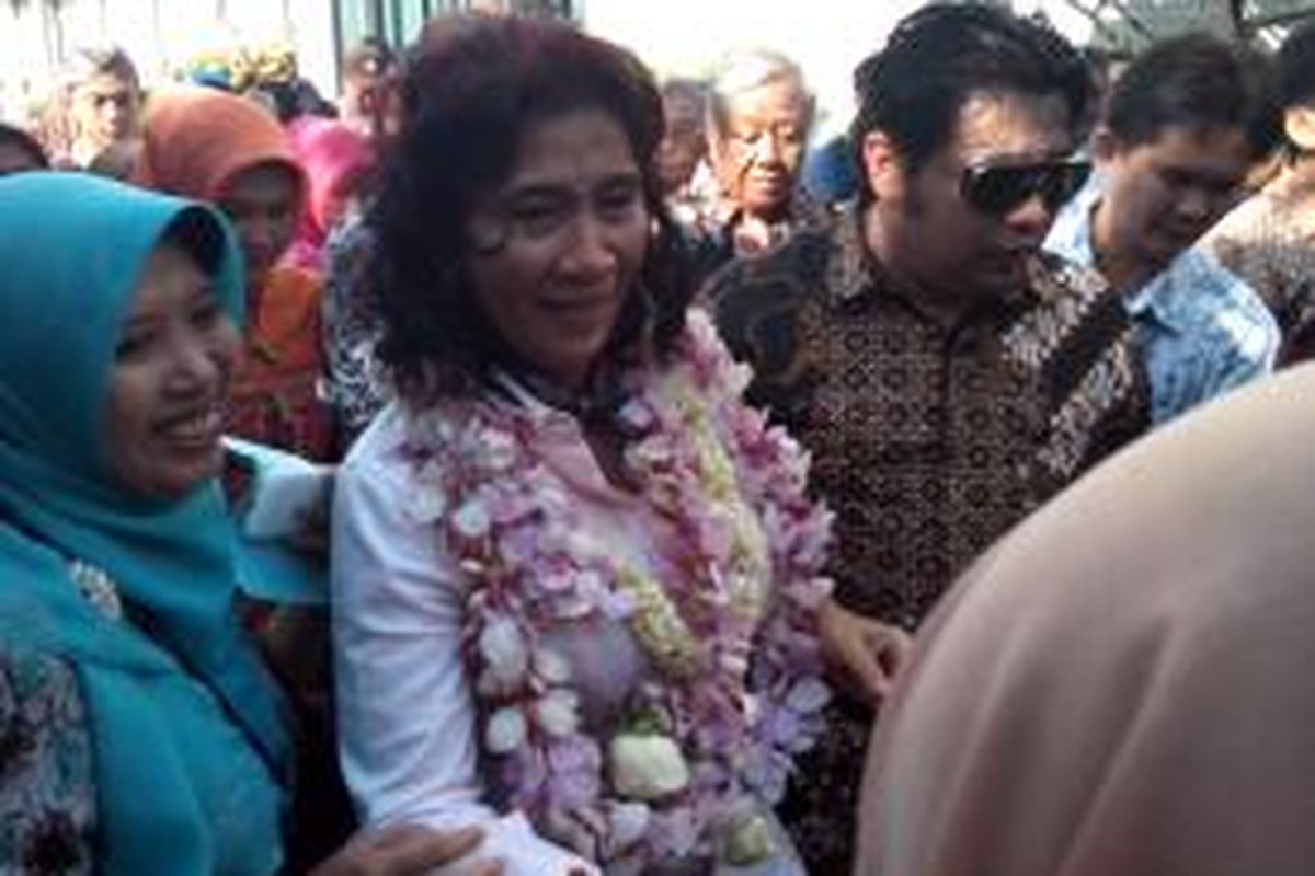 Menteri Kelautan dan Perikanan RI, Susi Pudjiastuti, terlihat
terharu saat disambut ratusan pegawainya saat tiba di rumah pribadinya
di Pangandaran, Sabtu (1/11/2014) pagi.