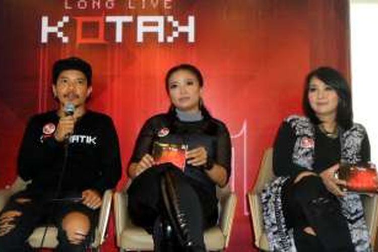 Tantri (tengah), Chua, dan Cella (kiri),  para personel band KotaK, memberi keterangan kepada para wartawan mengenai album baru mereka, Long Live KotaK, dalam acara peluncuran album itu di sebuah restoran cepat saji di kawasan Kemang, Jakarta Selatan, Kamis (1/12/2016).