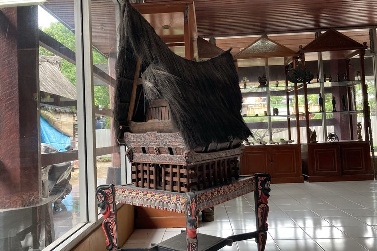 Replika rumah adat Batak Toba yang dapat dilihat di rumah adat Batak Toba di Anjungan Sumatera Utara, TMII, Jakarta, Senin (13/9/2021).