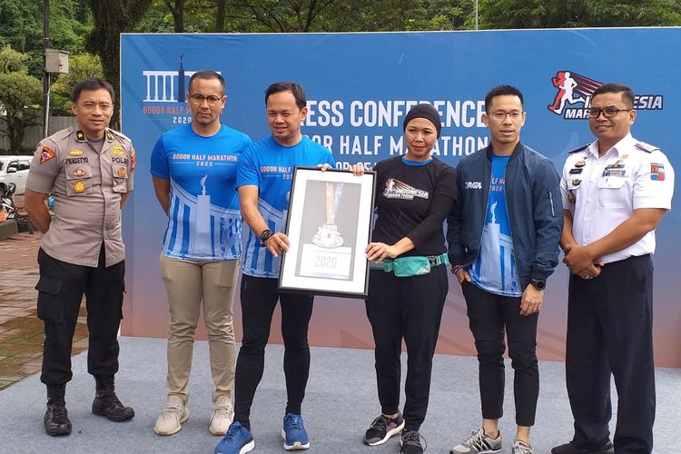 Wali Kota Bogor Bima Arya Sugiarto (ketiga dari kiri) menghadiri konferensi pers Bogor Half Marathon 2020 di Lapangan Sempur, Bogor, Kamis (5/3/2020).