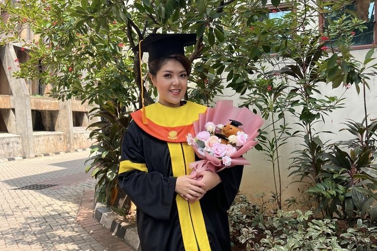 Tina Toon lulus Sarjana Hukum dari Universitas Terbuka, Selasa (28/11/2023). 