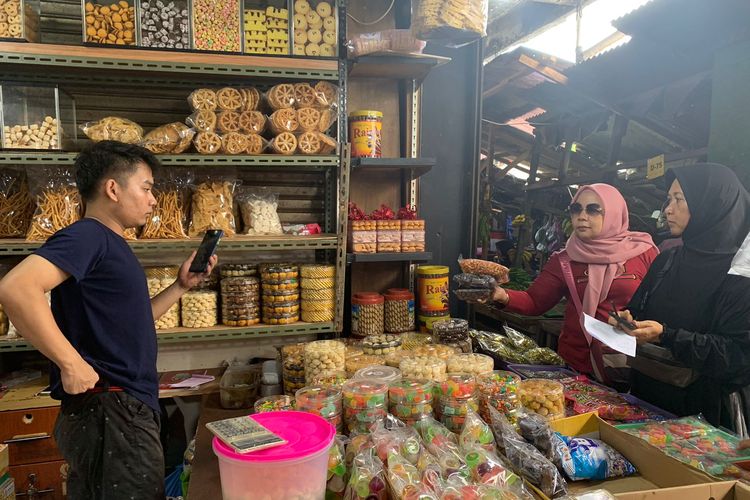 Toko kue kering yang berlokasi di Pasar Jombang, Tangerang Selatan, mencari incaran warga yang membeli snack khusus Lebaran untuk sajian tamu selama Idul Fitri 1444 H.