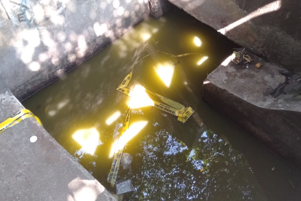 Lokasi ditemukannya jasad korban kecelakaan lalulintas di danau Cibubur, Jakarta Timur, Senin (27/7/2020).