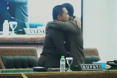 Pelukan Bupati Thoriq Usai Ketua DPRD Lumajang Mengundurkan Diri