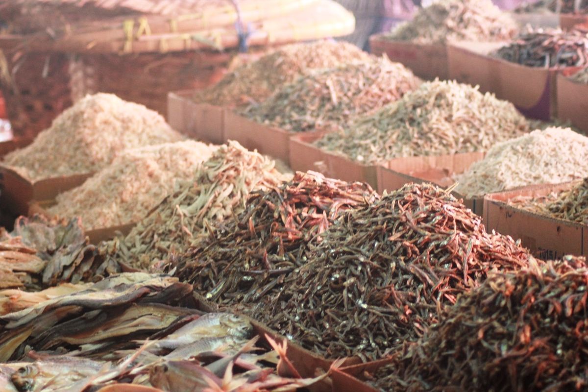 Stok ikan asin laut di Pasar Induk Cianjur, Jawa Barat jelang Ramadan tahun ini melimpah