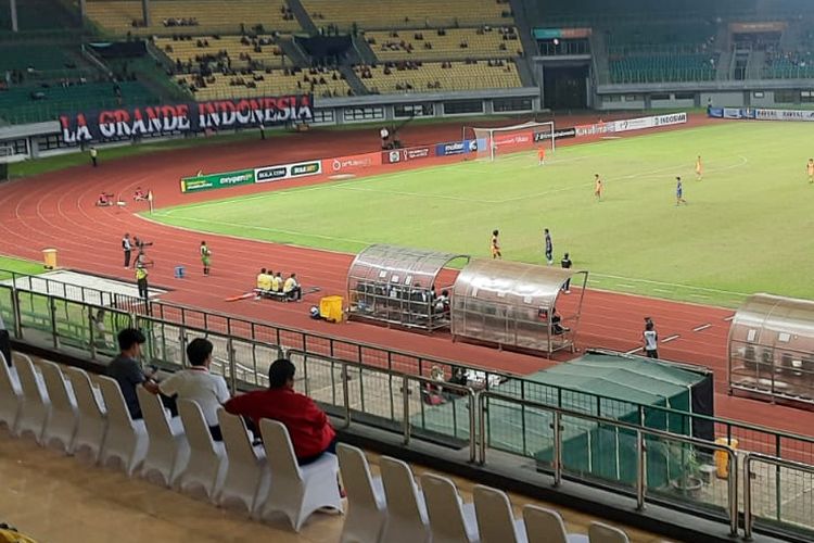 Pelatih timnas U19 Indonesia, Shin Tae-yong, bersama penerjemahnya, Jeong Seok-Seo, dan Indra Sjafri selaku Direktur Teknik PSSI terlihat memantau pertandingan timnas U19 Thailand vs Brunei Darussalam di Stadion Patriot Candrabhaga pada gelaran Piala AFF U19 2022, Jumat (8/7/2022).