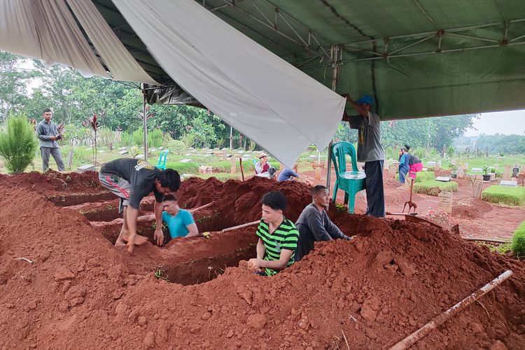 Jenazah empat anak yang dibunuh ayah kandungnya di Jagakarsa, Jakarta Selatan, akan dimakamkan di Tempat Pemakaman Umum (TPU) Perigi Sawangan, Depok, Jawa Barat pada Minggu (10/12/2023) sore.
