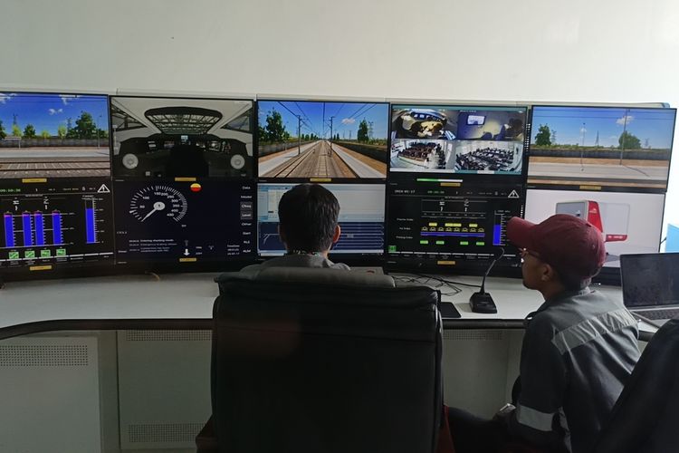 Para calon masinis kereta cepat tengah mengikuti pelatihan menggunakan mesin simulator di Stasiun Tegalluar, Kabupaten Bandung, Jawa Barat pada Rabu (17/1/2024) dari 72 peserta, 40 orang masinis di latih di Tegalluar sedangkan 32 masinis lain di latih di Madiun Jawa Timur