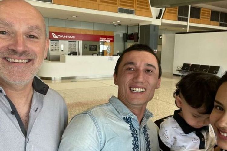 Sadam Abdusalam (tengah) dipertemukan kembali dengan istri dan anaknya di Australia pada Kamis (10/12/2020).