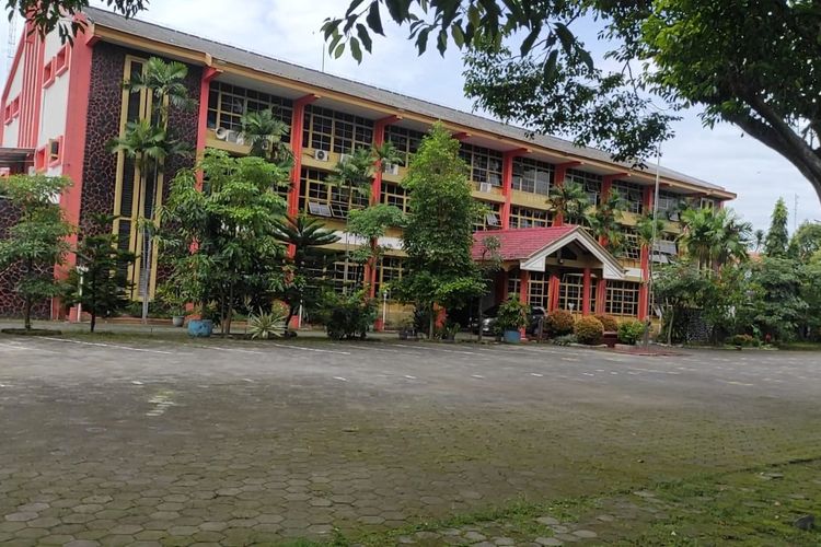 SEPI--Situasi SMAN 1 Kota Madiun sepi setelah pembelajaran tatap muka di sekolah itu dihentikan sementara lantaran enam siswanya terkonfirmasi positif covid-19. 