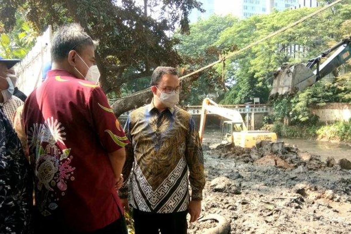 Gubernur DKI Jakarta Anies Baswedan turun tangan memantau pengerukan Kali Krukut  di Jalan Jenderal Sudirman, Kavling 34-35, Kelurahan Karet Tengsin, Kecamatan Tanah Abang, Jakarta Pusat, Kamis (30/9/2021). 