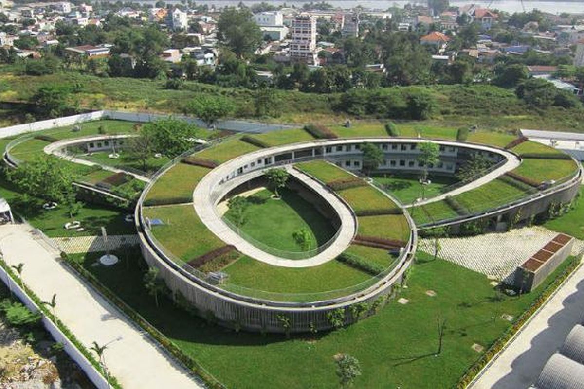 Gedung beratap hijau dan berbentuk cincin kembar tiga ini saling bertautan sehingga menciptakan tiga halaman bermain yang aman. 