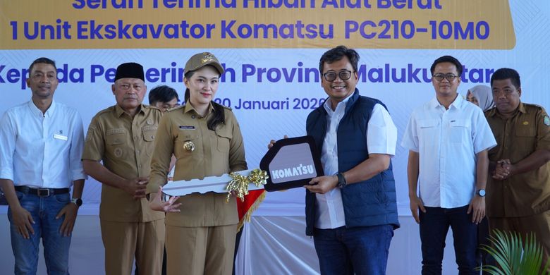 Proses penyerahan unit ekskavator Komatsu PC2010-10M0 dari Direktur UT, Ari Sutrisno (kanan, tengah) kepada Gubernur Provinsi Maluku Utara, Sherly Tjoanda (kiri, tengah), Selasa (20/1/2026).