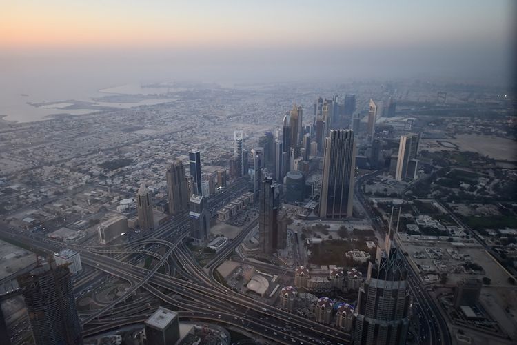 Pemandangan Kota Dubai, Uni Emirat Arab, diambil dari lantai atas Gedung Burj Khalifa, Selasa (16/5/2017). Bangunan dengan ketinggian mencapai 828 meter itu memiliki dek observasi tertinggi di dunia yang dapat melihat pemandangan Dubai secara 360 derajat.