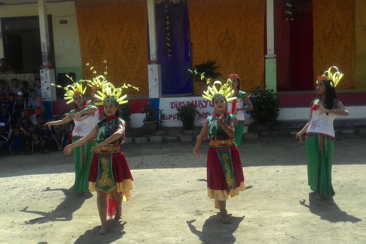 Tari Nenjang Sapundu menjadi sajian penyambut kedatangan Jelajah Energi Pertamax Borneo di Kecamatan Danau Sembuluh, Kabupaten Seruyan, Kalteng. 
