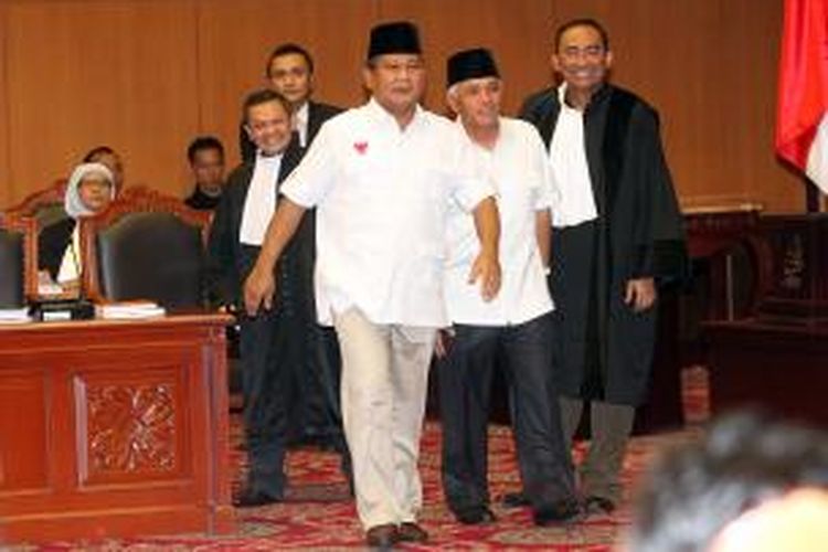Calon presiden dan wakil presiden nomor urut 1 Prabowo Subianto-Hatta Rajasa mengikuti sidang perdana perselisihan hasil pemilhan umum (PHPU) di Mahkamah Konstitusi (MK), Jakarta, Rabu (6/8/2014). Prabowo-Hatta menuntut agar MK membatalkan SK KPU yang menetapkan pasangan nomor urut 2 Joko Widodo-Jusuf Kalla sebagai pemenang Pilpres 2014. TRIBUNNEWS/DANY PERMANA