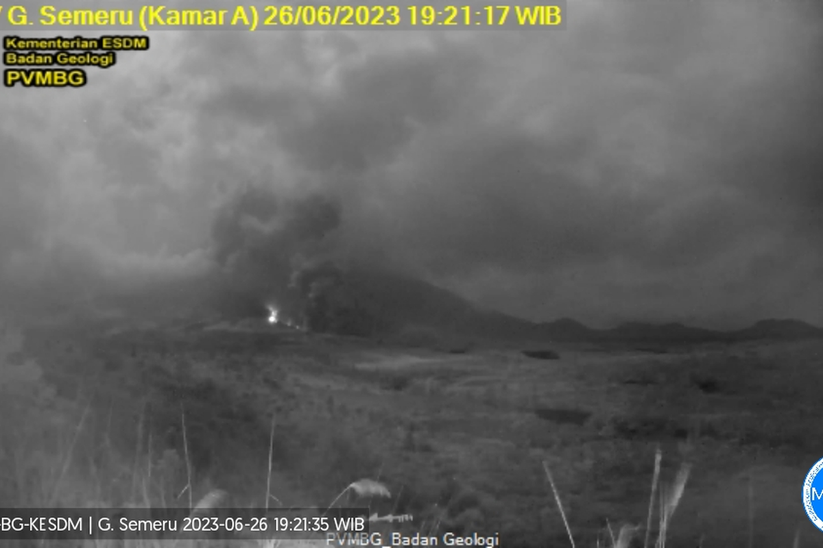 Luncuran APG Gunung Semeru sejauh 5 kilometer, Senin (26/6/2023)