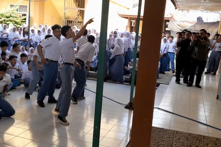 Terekam CCTV Rangkul Siswi, Oknum Satpam SMAN 1 Sentolo Dituntut Mundur