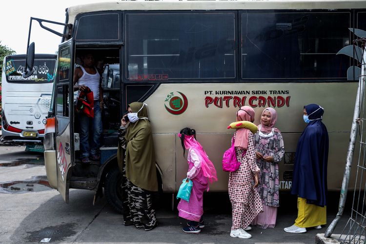 Calon penumpang bersiap naik bus di Terminal Kalideres, Jakarta Barat, Jumat (24/4/2020). Presiden RI Joko Widodo memutuskan untuk melarang mudik lebaran 2020 di tengah pandemi COVID-19 mulai 24 April guna mencegah perluasan penyebaran COVID-19 di wilayah Indonesia.