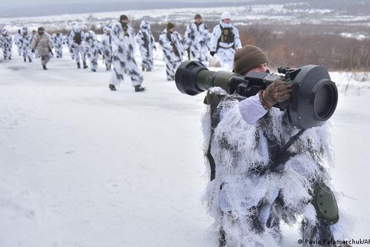 Pasukan Ukraina berlatih dengan sistem anti-tank NLAW