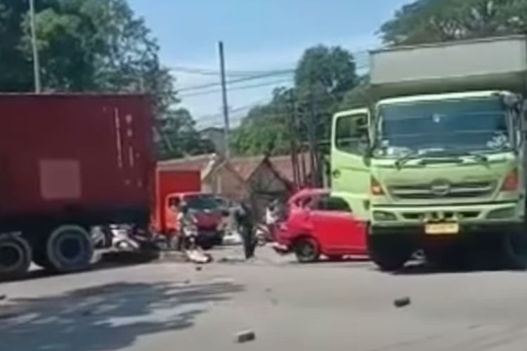 Terjadi kecelakaan beruntun di Jalan Walisongo U-Turn depan Kampung Wisata Taman Lele Ngaliyan, Kota Semarang, Jawa Tengah (Jateng). 