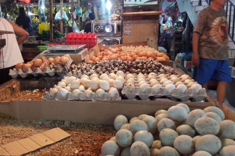 Harga telur di Pasar Jatinegara, Jakarta Timur sentuh angka Rp. 26 ribu per kilogram, Rabu (5/12/2018)