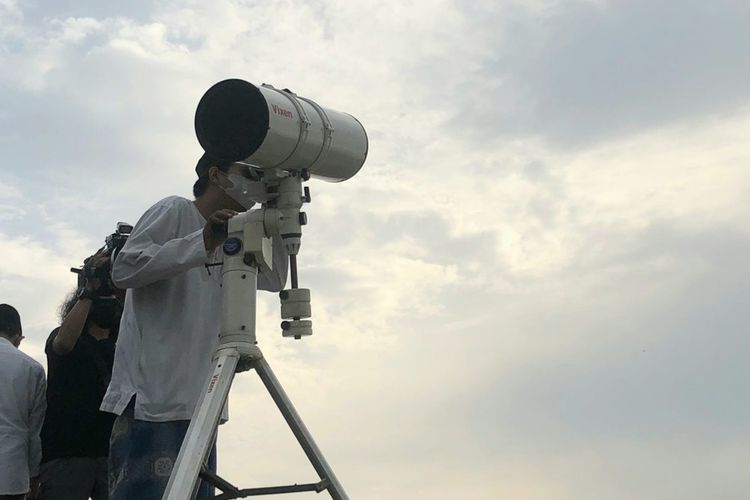Santri Pondok Pesantren Al Hidayah Basmol turut menjajal teleskop pemantauan hilal di Masjid Al-Musyari'in Basmol Jakarta Barat, pada Jumat (1/4/2022).