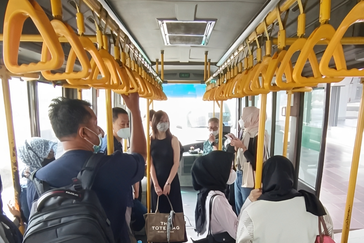 Shuttle bus gratis yang tersedia untuk membawa penumpang pesawat ke gate 22-28 Terminal 3, Bandara Soekarno-Hatta, Tangerang, Banten, saat Kompas.com mencoba, Selasa (18/4/2023).