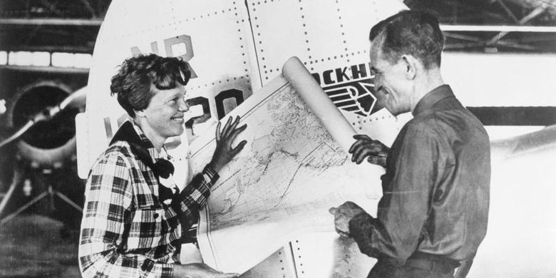 Amelia Earhart dan Fred Noonan mendiskusikan sebuah peta pasifik yang menunjukkan rute penerbangan mereka.