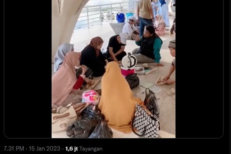 Sebuah video berisi warga berpiknik di komplek Masjid Al-Jabbar, viral di media sosial