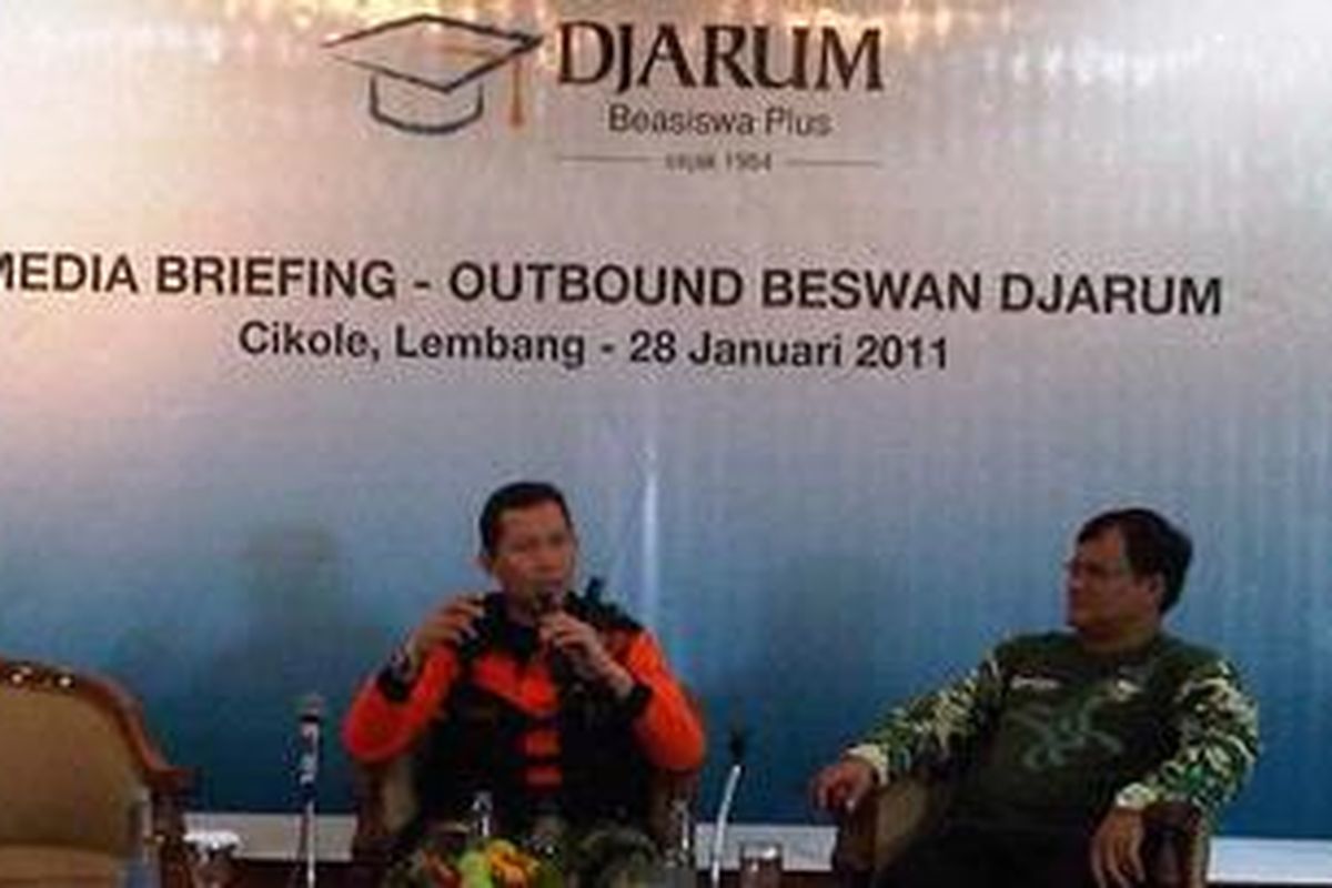 Direktur Zone 235, Roni Aprilyanto dan Corporate Communication Officer PT Djarum membincangkan tentang soft skill dalam jumpa pers Outbond Beswan Djarum 2011 di Lembang, BandungN Jawa Barat, Jumat (28/1/2011).