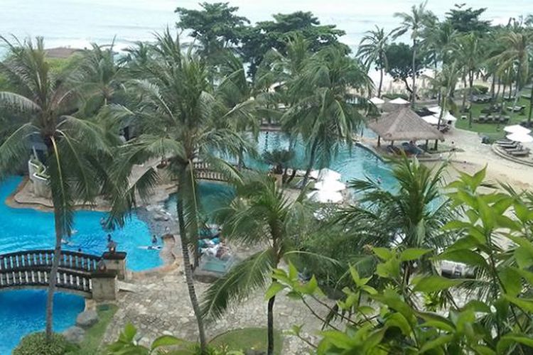 Pemandangan area kolam renang Hilton Bali Resort di Nusa Dua, Bali.