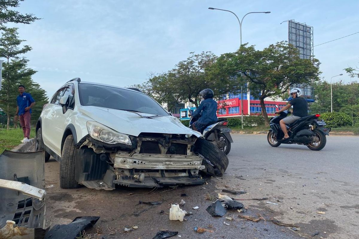 Sebuah Mobil Subaru Outback warna putih dengan nomor polisi (Nopol) BP 1024 VL ringsek usai mengalami kecelakaan tunggal di ruas jalan Raja H Fisabillah, Batam Centre, Batam, Kepulauan Riau (Kepri), Sabtu (14/1/2023) pagi tadi.