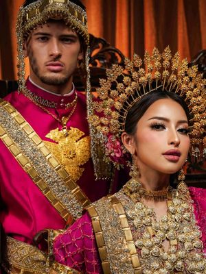 Jennifer Coppen dan Justin Hubner tampil elegan dalam prewedding adat Makassar. Intip detail busana, makeup, hingga aksesori mewahnya.